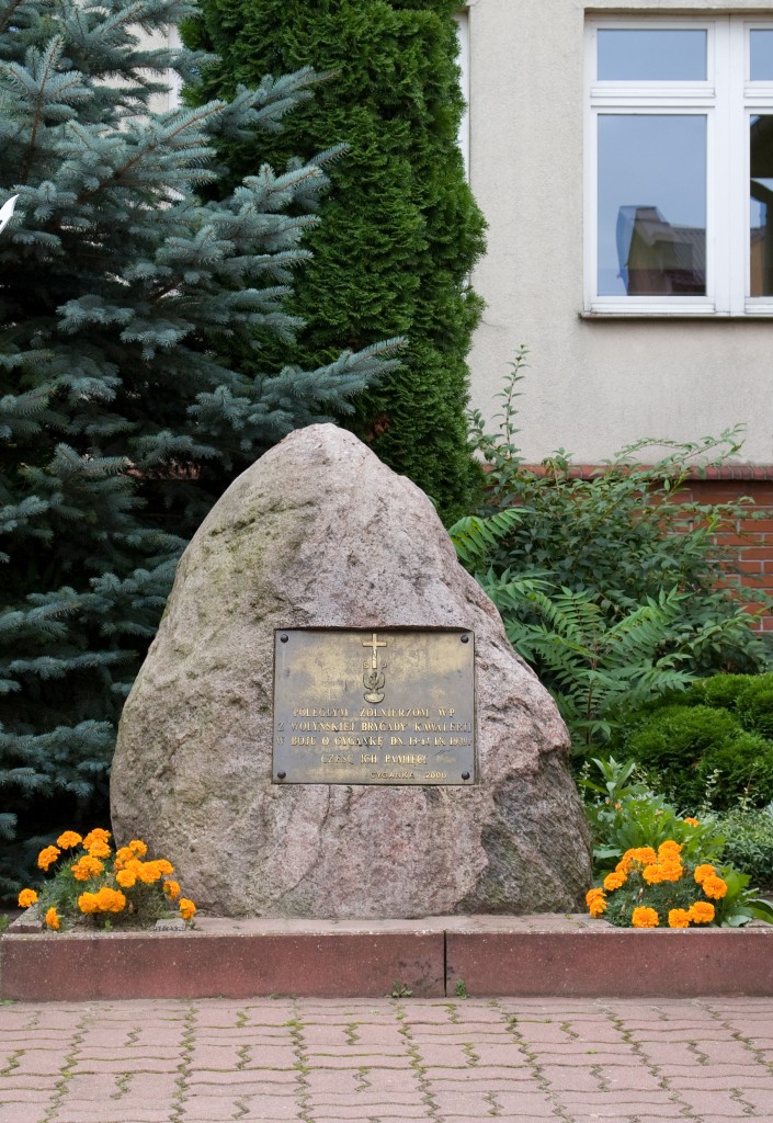 Zdjęcie pomnika upamiętniającego żołnierzy Wołyńskiej Brygady Kawalerii poległych 13 września 1939 r. w boju o Cygankę.