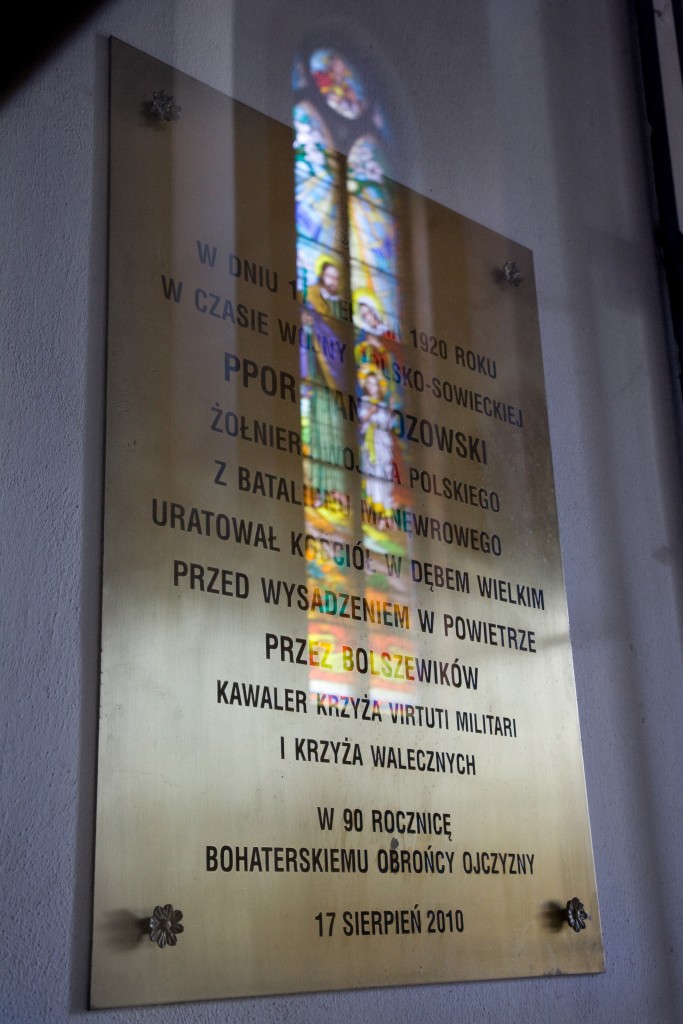 Zdjęcie tablicy upamiętniajęcej bohaterskiego obrońcę kościoła dębskiego z 1920r. która znajduje się w w kruchcie kościoła po prawej stronie.