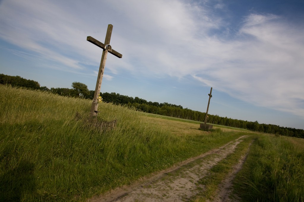 Zdjęcie dwóch drewnianych krzyży na „Kobzowym Polu”.